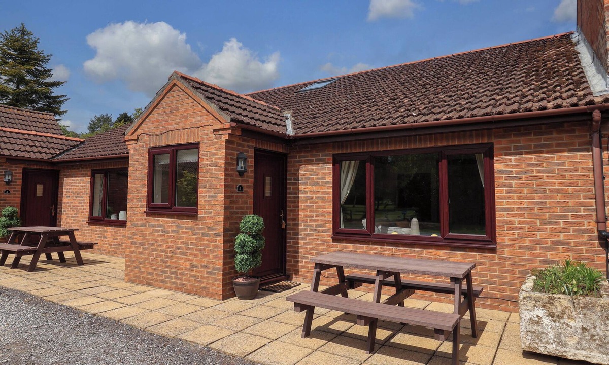 Storwood Cottage | THE MILKING PARLOUR, family friendly, with a garden in York