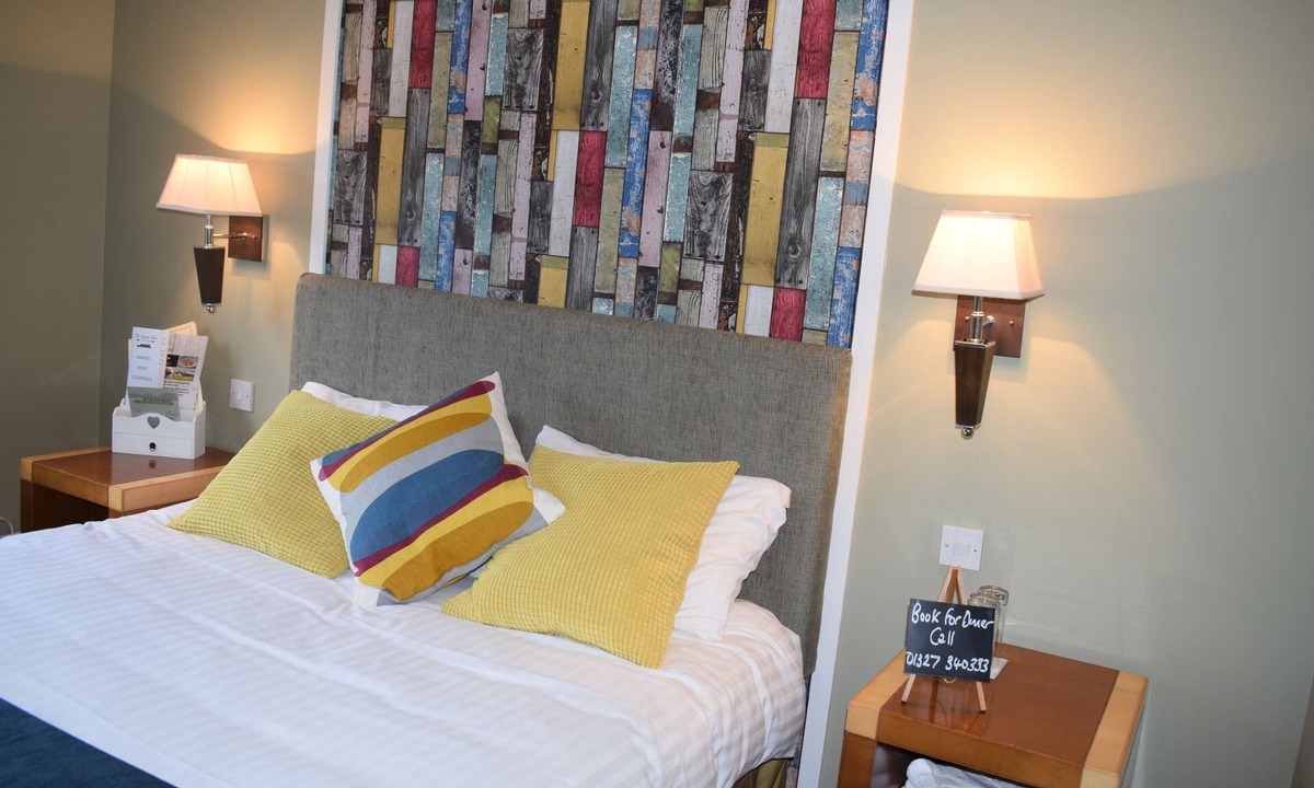Litchborough Hotel | The Narrowboat At Weedon