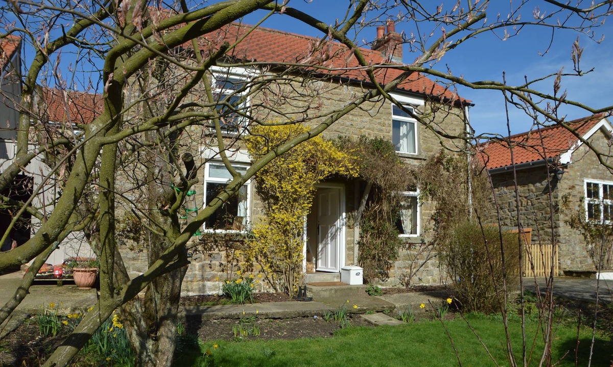 Pickering Cottage | The Old Farmhouse 3 bed cottage Hot Tub, Dog/cat friendly onsite fishing