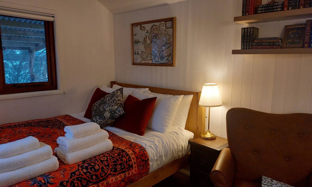 Guisborough Cabin | The Old Library Shepherd's Hut with Hot Tub, on the edge of the North York Moors