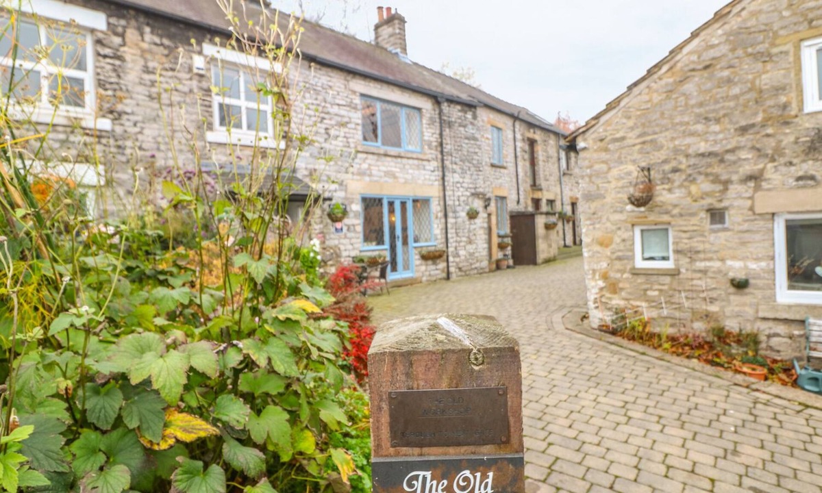 Castleton Cottage | THE OLD WORKSHOP, with a garden in Castleton, Peak District