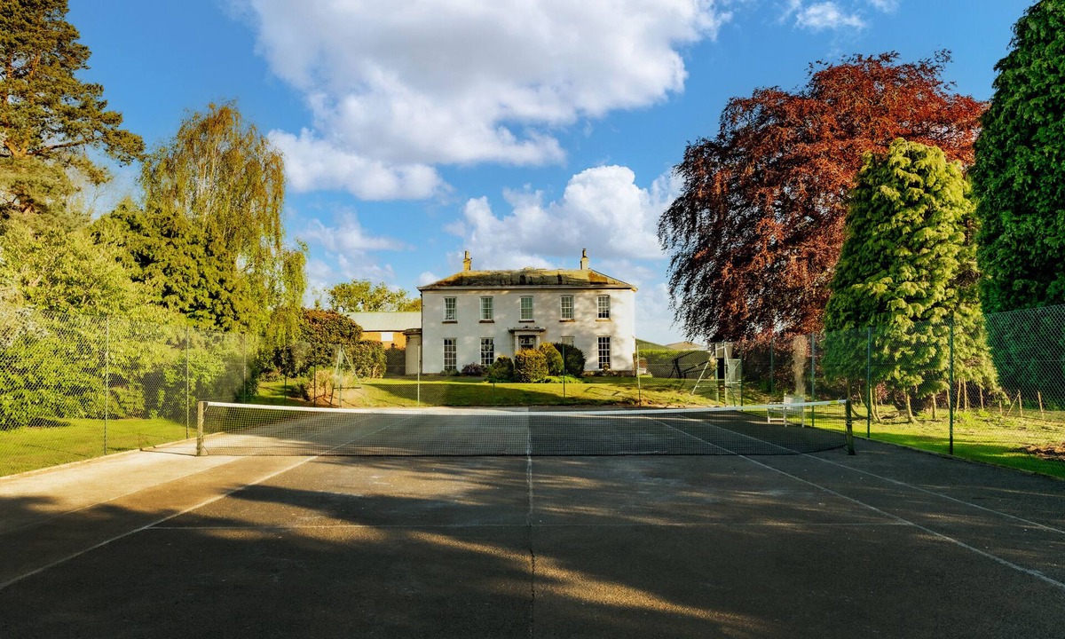 Holton Le Clay House | The Paxton Estate is an elegant English manor house set within beautiful historic grounds on the edge of the Lincolnshire Wolds.