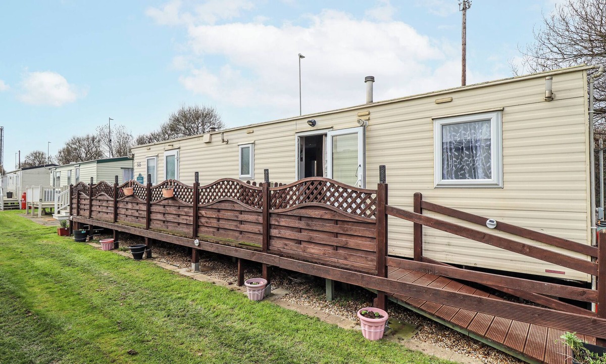 Skegness Cottage | THE PROMENADE, pet friendly, country holiday cottage in Skegness