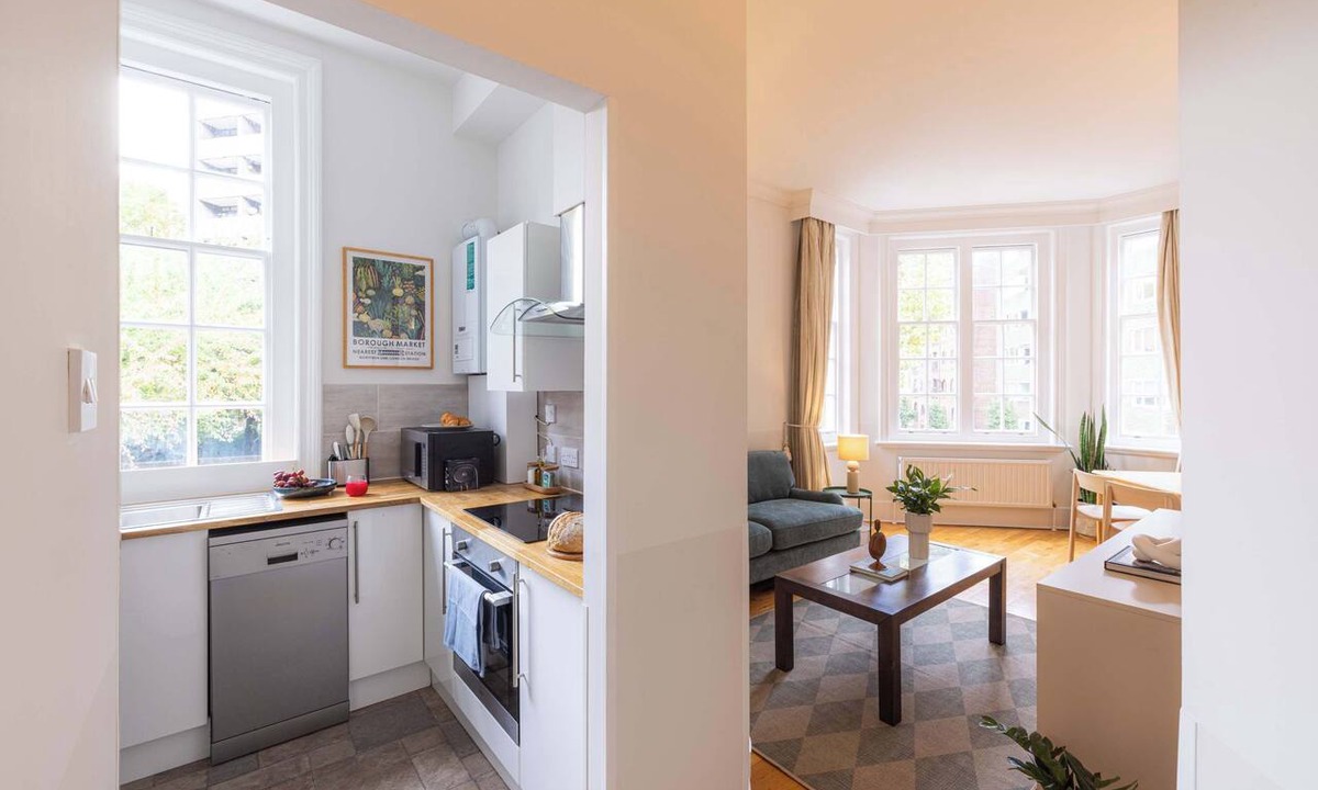 Vincent Square Apartment | The Regency: Bright & Elegant 2BR in Victoria
