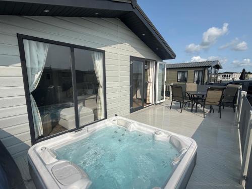 Chapel Saint Leonards Apartment | The Retreat 21 Lodge- Hot Tub, pet friendly, WiFi, bath - Golden Palm Resort - Meadow Lakes Caravan & Lodge Hire