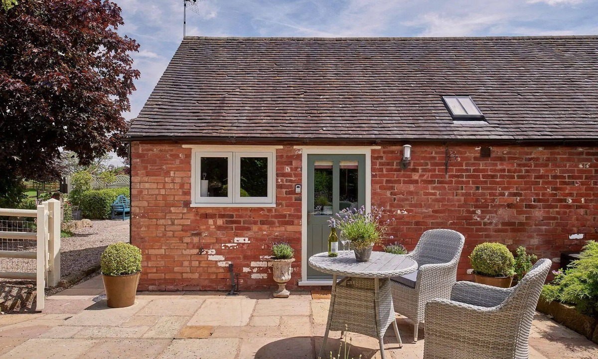 Hollington Cottage | The Retreat is a carefully transformed barn offering elegant and comfortable accommodation in the charming village of Hollington, close to Ashbourne and just a ten-minute drive from the Peak District.