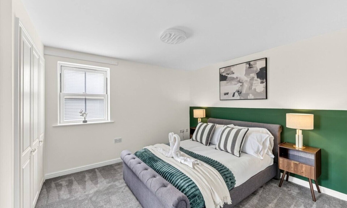 Bedford House | The Russet Detached 5 Bedroom House Driveway Parking Sky TV Work Desk Yoko Property