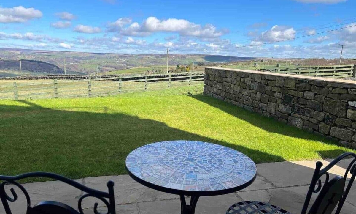 Lumbutts Cottage | The Snug, Beautiful luxury 1 Bed Ground floor Cottage with outstanding views.