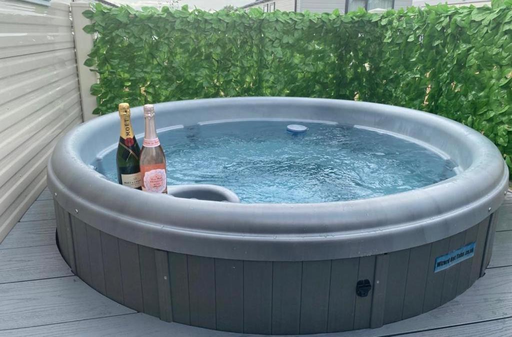 Tattershall Resort | The Wardens Escape - Tattershall Lakes Country Park