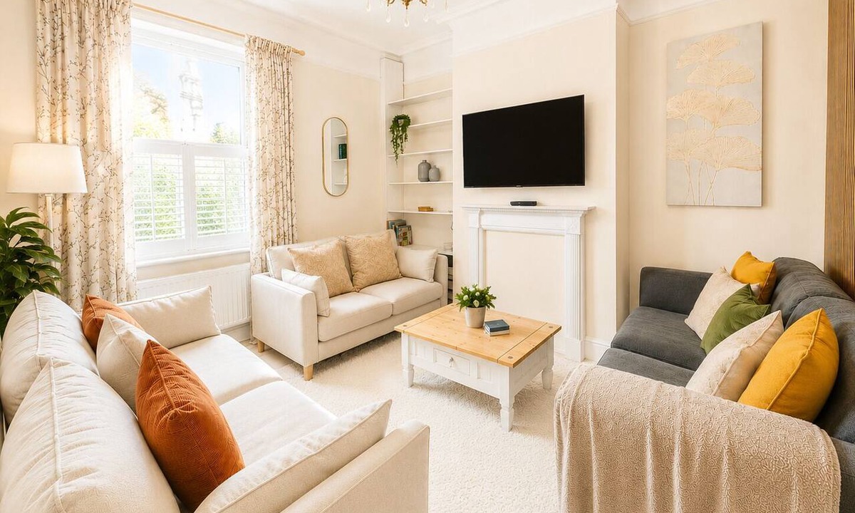 Hoole House | The Willow Chester | Parking | Canal Walks | Large Garden | Sleeps 8