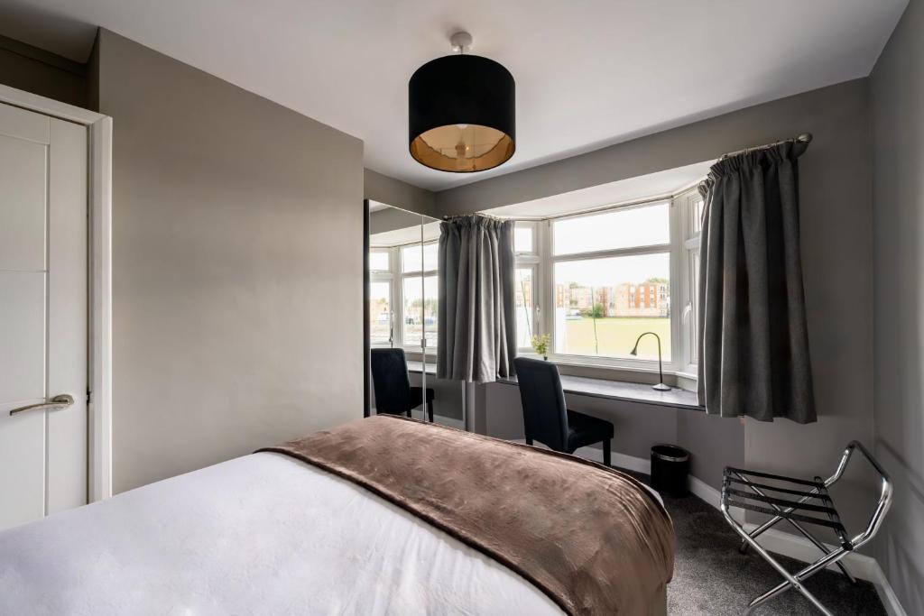 Oadby Apartment | The Willow, Stylish & Central Home with Parking