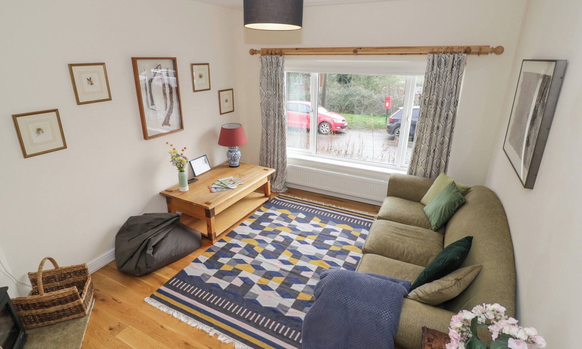 Napton-on-the-Hill Cottage | THE WOODS, with open fire in Napton-On-The-Hill