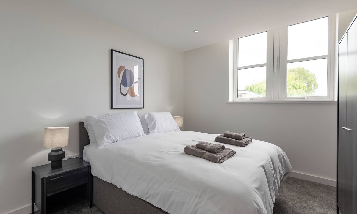 Wakefield Apartment | Thornhill House by Guestz