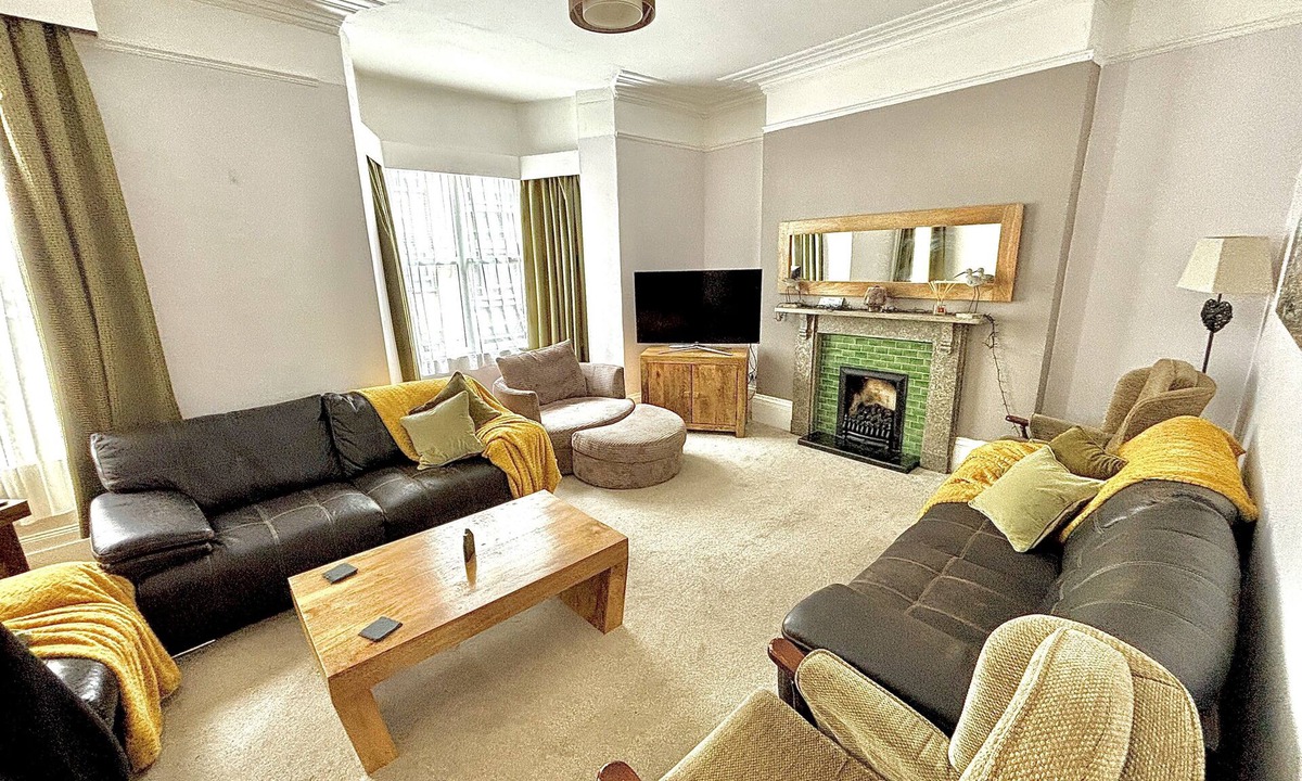 Muston House | Tides Reach Filey, Sleeps 13,dog friendly, close to beach,town, park and pubs.