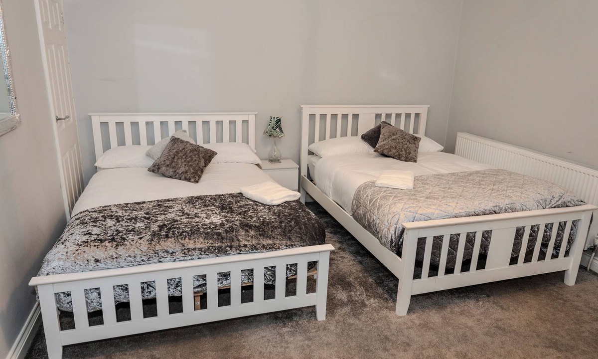 Droylsden House | Tomelle Manchester- Stylish, Fully equipped home. Ideal for Etihad & Coop Live