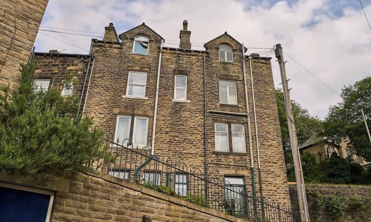 Wadsworth House | Traditional 3BR Home | Walk to Hebden Centre