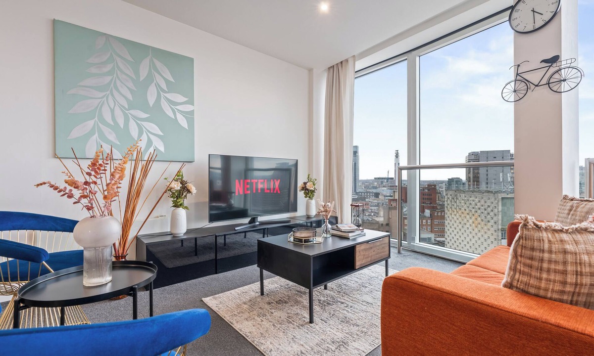 Theatreland Birmingham Apartment | Tranquil 2-bedroom apartment in welcoming Birmingham neighborhood