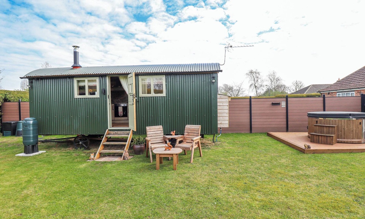 Louth Cottage | TWIT TWOO SHEPHERDS HUT, pet friendly in North Somercotes