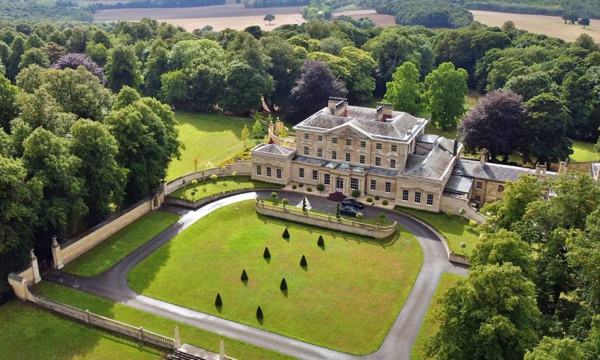 Hickleton Apartment | Two bed apartment in historic stately hall. A beautiful Georgian period property