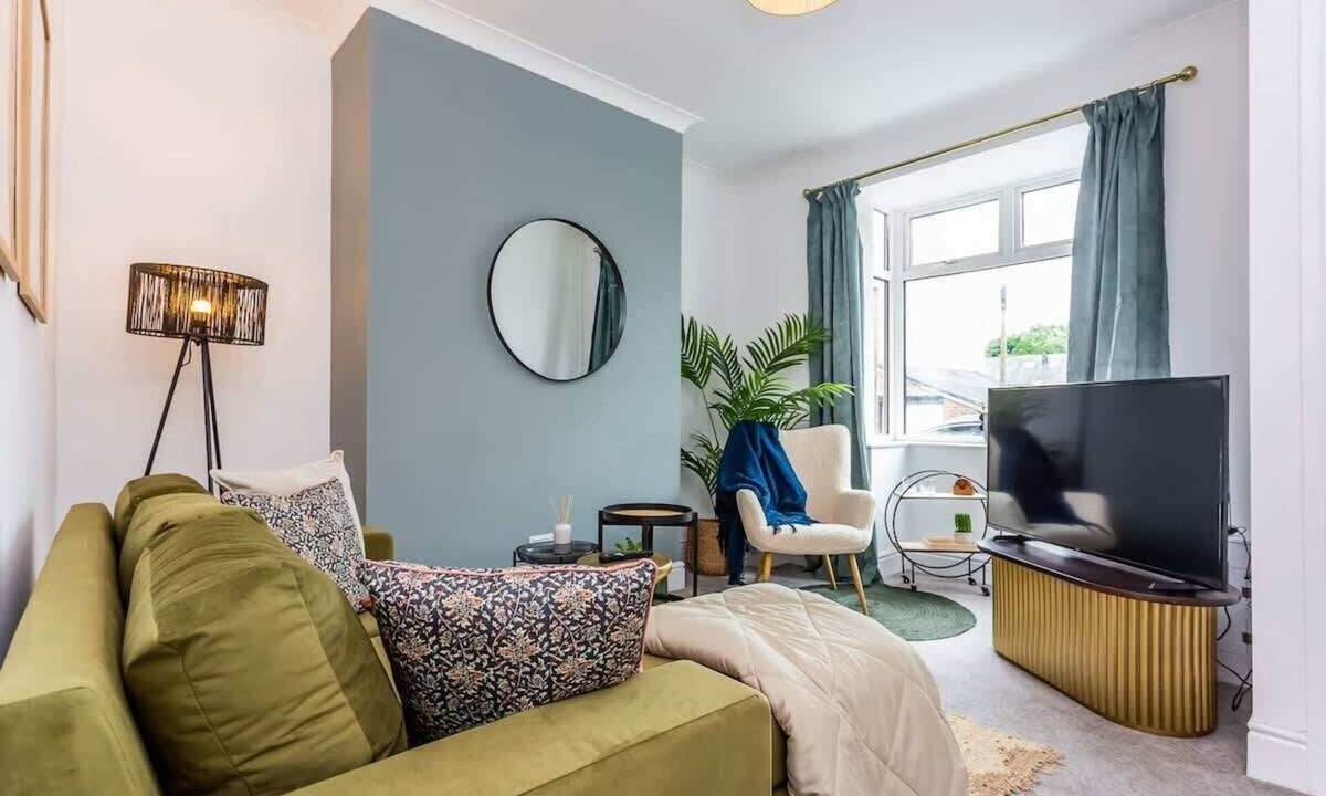 Darlington House | Two Bedroom Family Apartment Near Town Centre Chic Stay