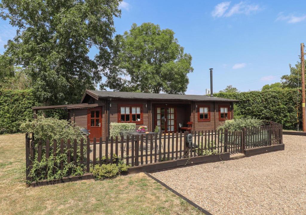 Sleaford House | Tythe Lodge - Hot Tub Retreat in Rural Lincolnshire Family-Friendly Lodge Near Heckington