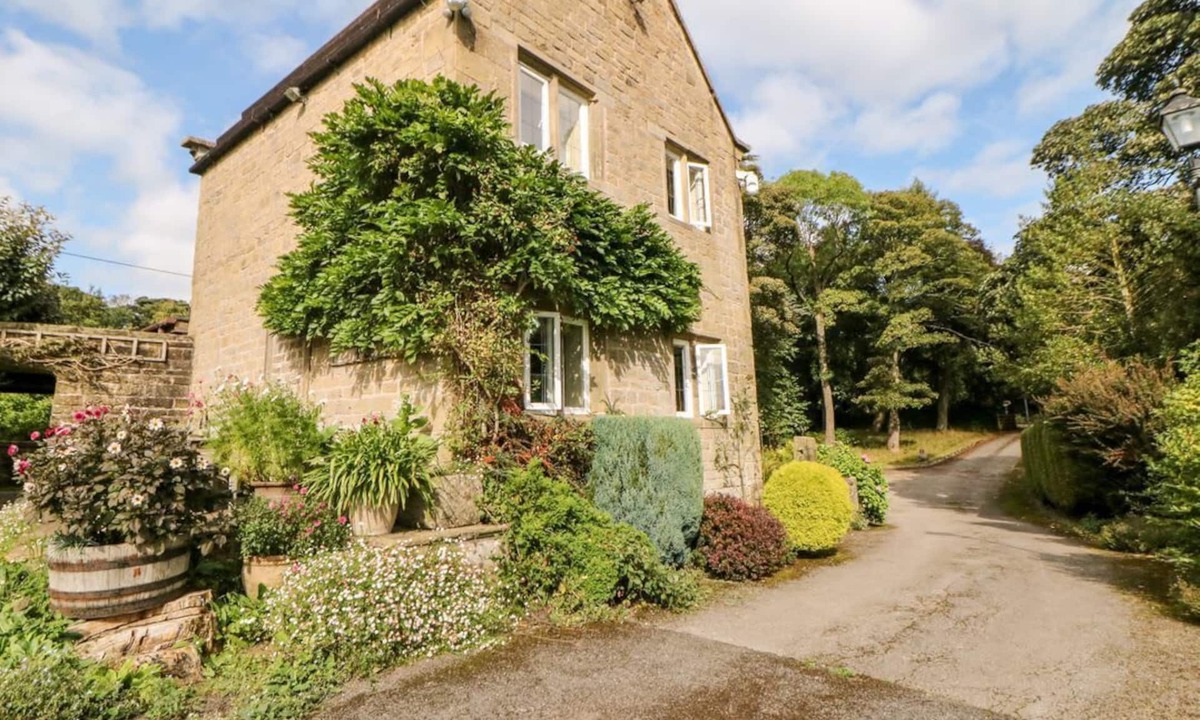 Hoylandswaine House | Underbank Hall Cottage, Stocksbridge