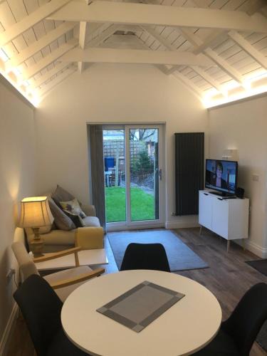 March House | Unique one bed contemporary bungalow town centre