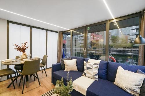 Canary Wharf Boat Rental | Unique Water Lodge in London - Roof Terrace