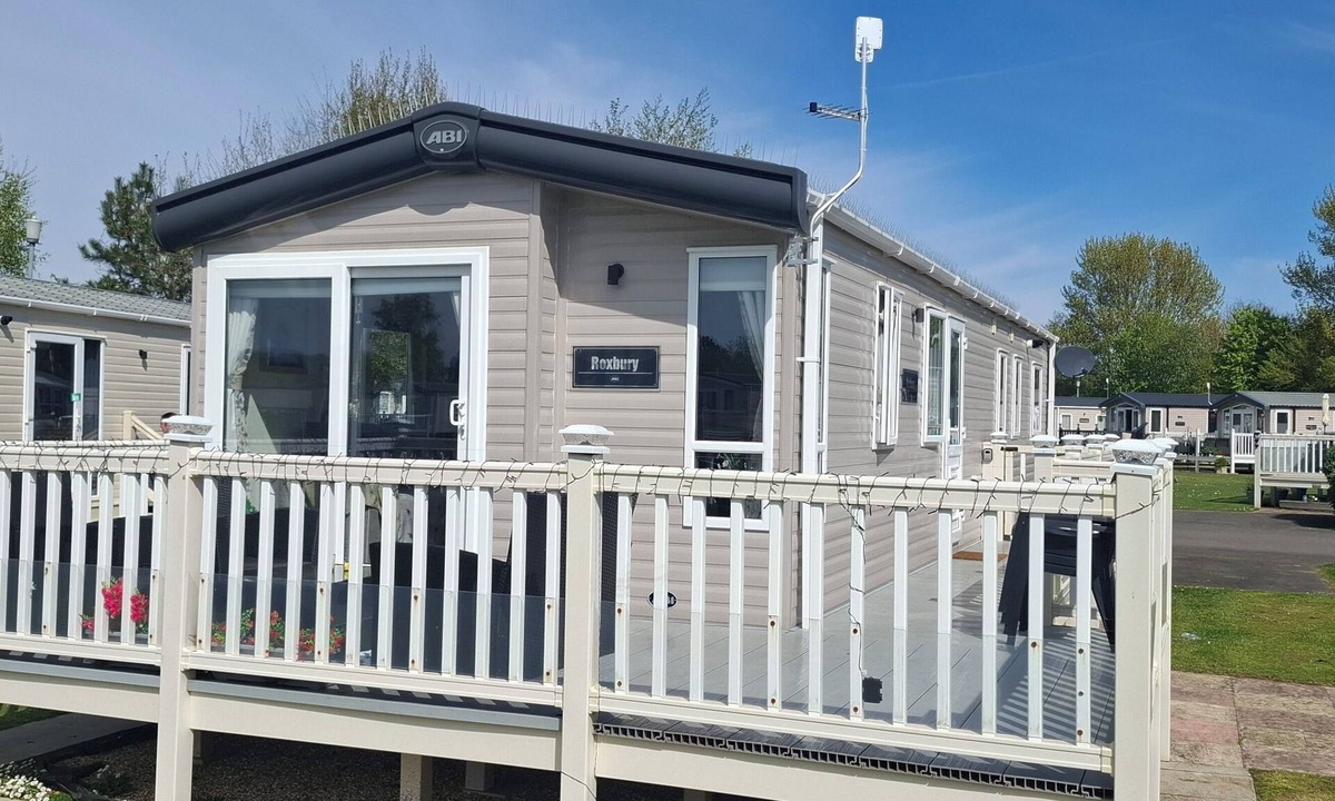 Grimsby House | Unwind in our stunning premium waterside retreat. Full wraparound decking