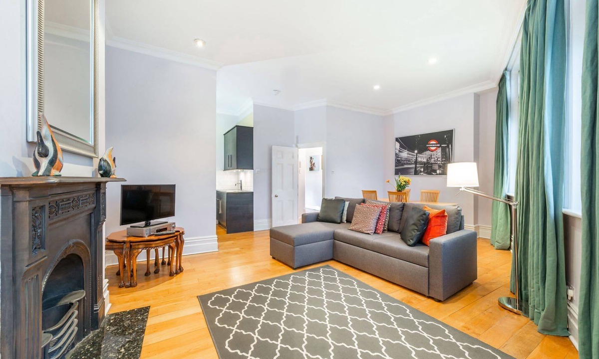 London City Centre Apartment | Urban 1-Bed with Terrace in Trafalgar Square