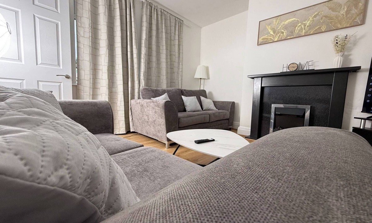 Ridgeway House | Urban Calm – Spacious 3-Bed Home with Free Parking
