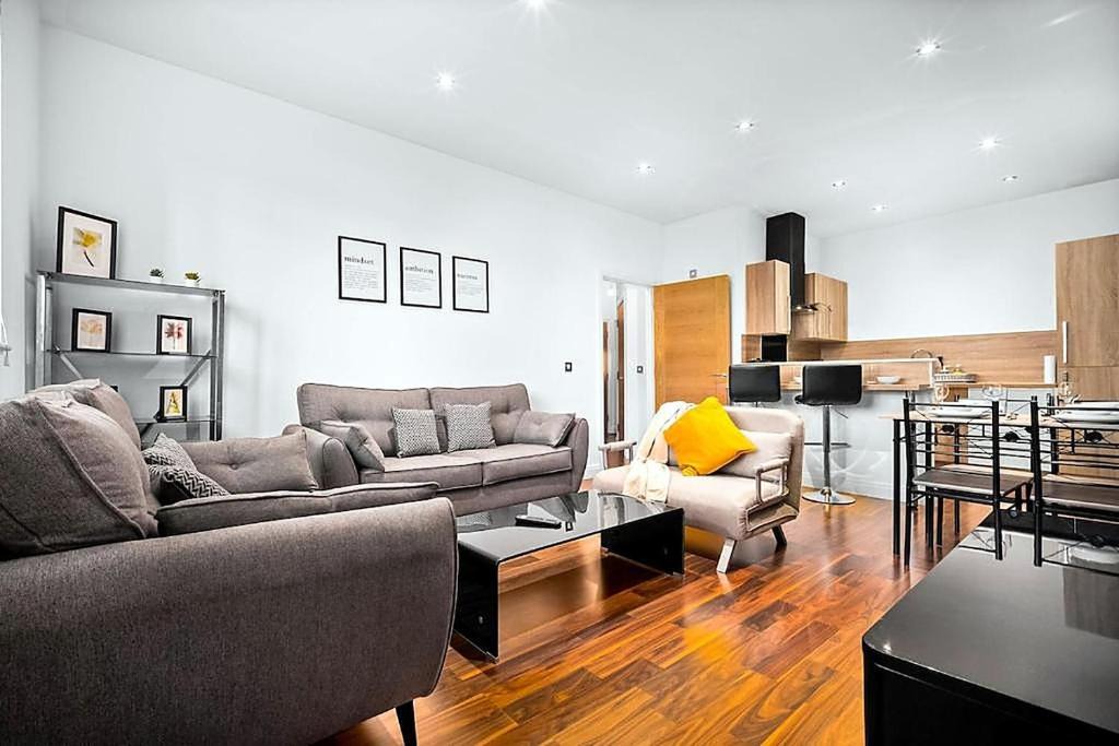 Birmingham City Centre Apartment | Urban Luxe 2BR Apartment in Birmingham JQ Sleeps 6 Free Parking