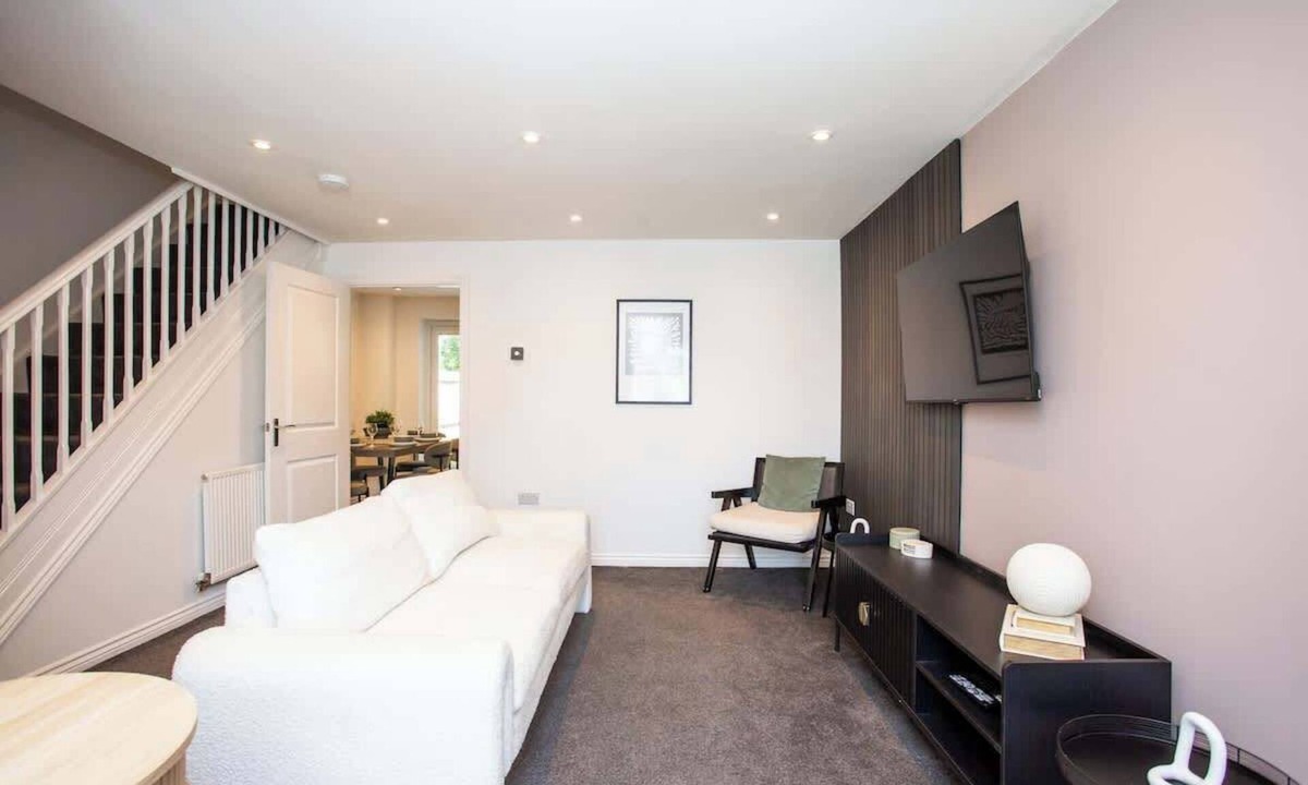 Allensford House | Vacant Nests | The Grove | FREE Parking | Shops