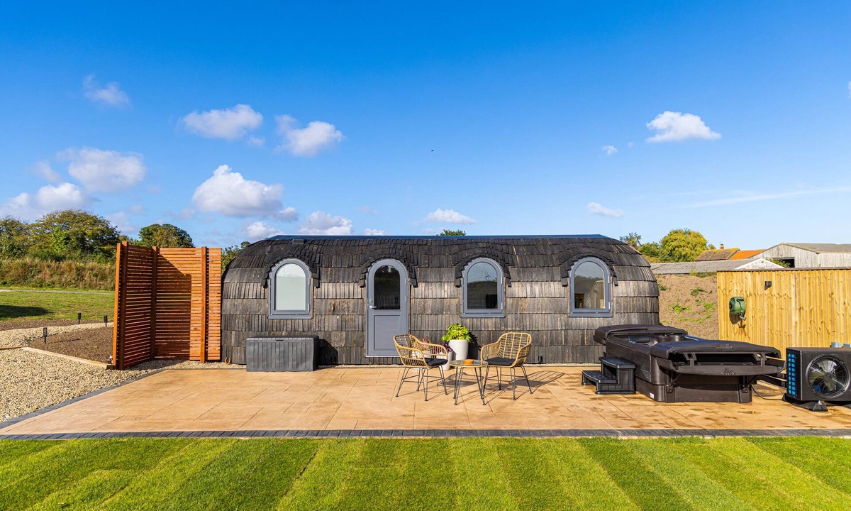 Arnold Cottage | VEIKO - MAYFLOWER MEADOW, romantic, with hot tub in Brandesburton