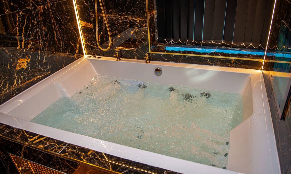 Huddersfield Apartment | Velmora Apartments - The Presidential Suite