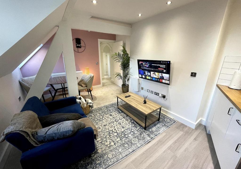 Leeds City Center Apartment | Warm and Modern Leeds Apartment, Super Central