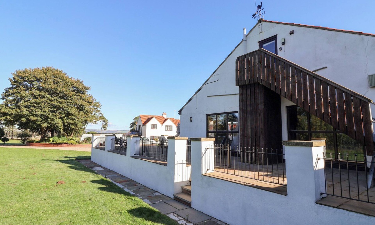 West Heslerton House | WEST COTTAGE, pet friendly, with a garden in Rillington