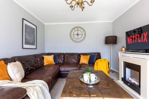 Luton House | Wetherne House, Beautiful Home, Parking Garden WiFi Self Check-in