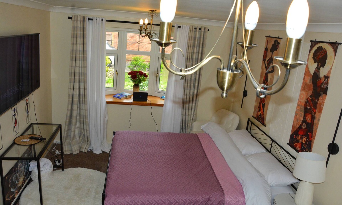 Wolverhampton House | Whole Cosy Home, Sleeps 11 in 4 Bedrooms, full kitchen, 2 toilets, 55"TVs PetsOK
