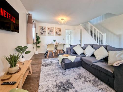 Donnington House | Willow House Stylish 3BR, 5 Guests Contractor Near MOD and HMRC