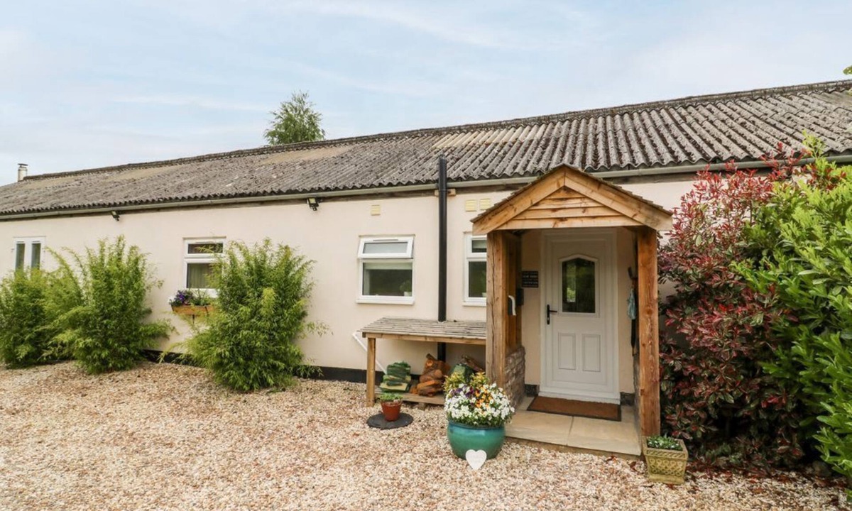 South Cave House | WILLOW LODGE, hot tub, near Kingston-upon-Hull