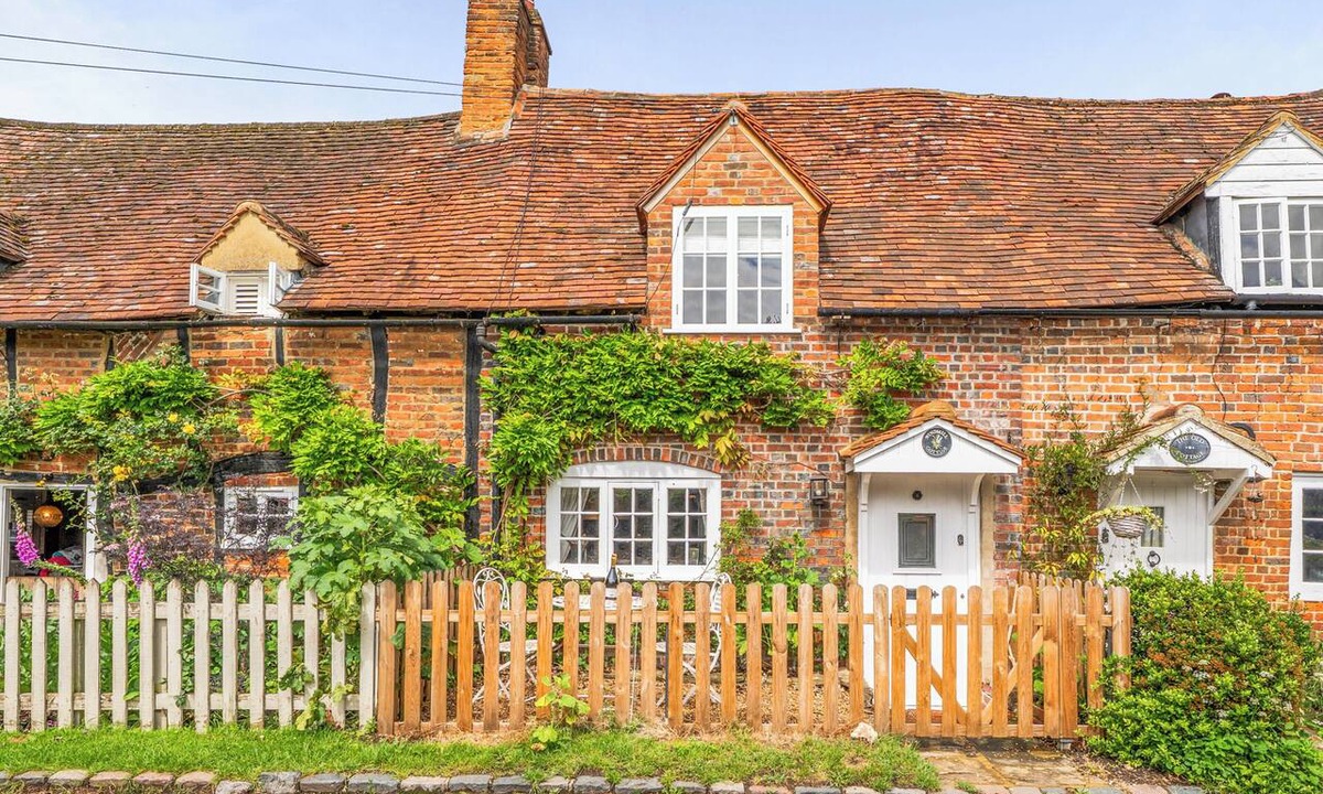 Turville Cottage | Windmill Cottage Sleeps 4 with Enclosed Garden