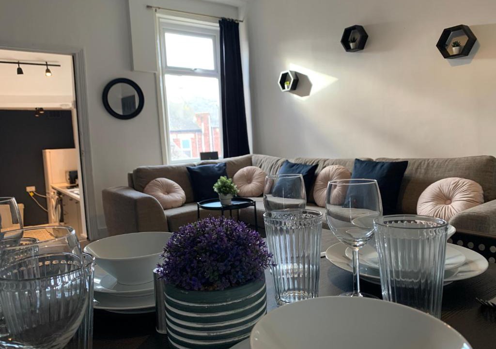 Gateshead Apartment | Windsor 4 - Spacious beautiful 4 bdrm maisonette nr Ncle free wifi free parking