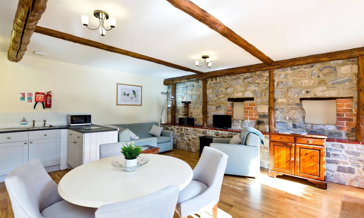 Knockerdown Apartment | Wisels Cottage With Shared Swimming Pool & Games Room