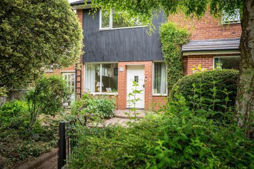 Chesterfield House | Wisteria Corner - Tranquil Home, friends & family