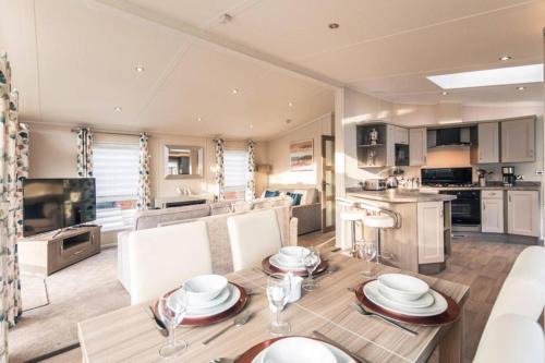 Pocklington Cabin | Woodland Jewel Lodge with Hot Tub