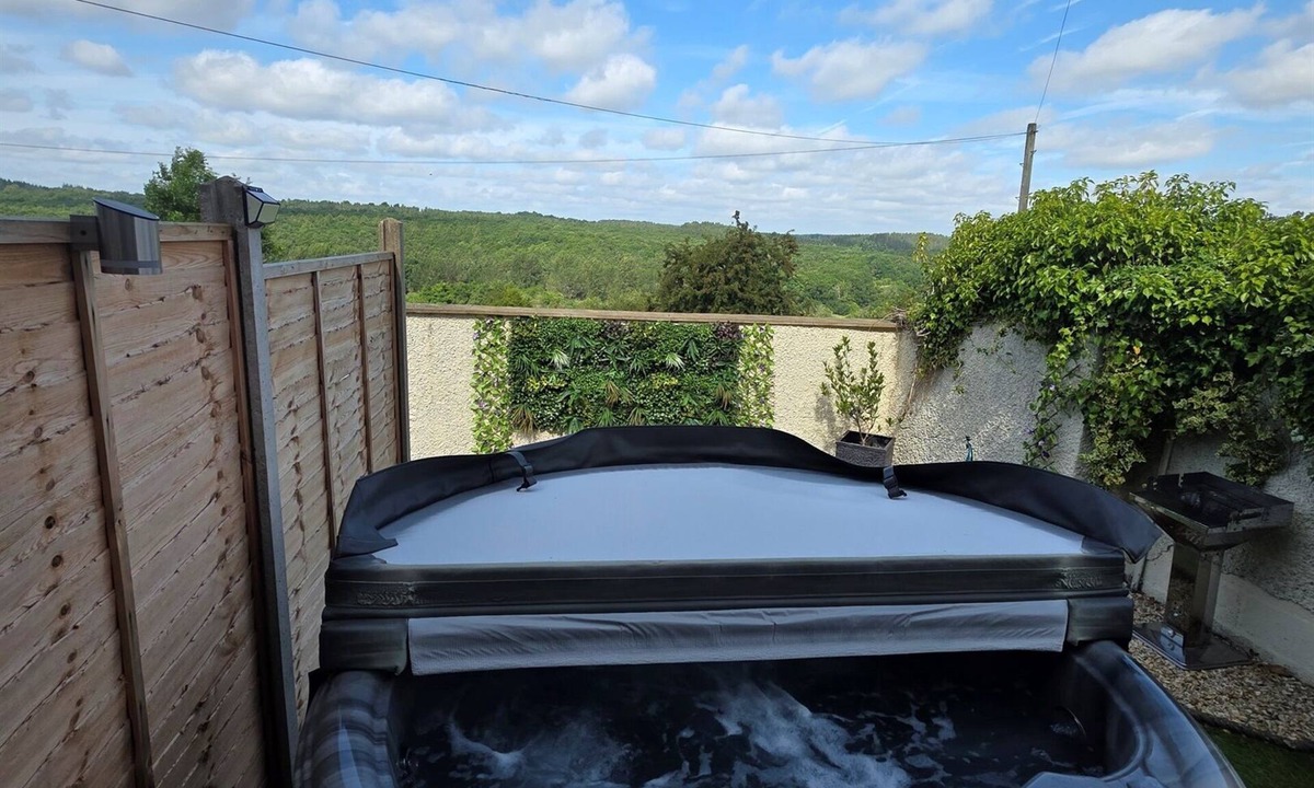 Cinderford House | Wyldwood Cottage | Hot Tub, Views & Dog Friendly