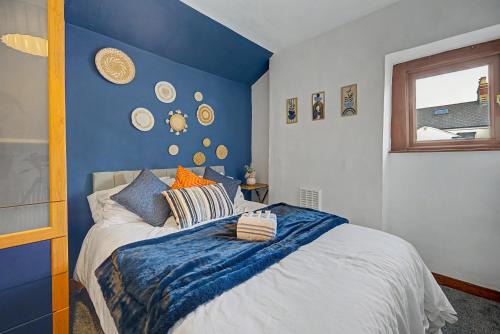 Adamsdown House | Y Ddraig Suite by NextStep Stays, 3 Bed Home - Sleeps 8, Free Parking, Wifi, Central Location