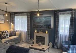 Ailsa Lodge with Hot Tub