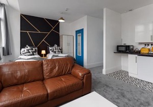City Centre Studio 4 with Kitchenette, Free Wifi and Smart TV by Yoko Property